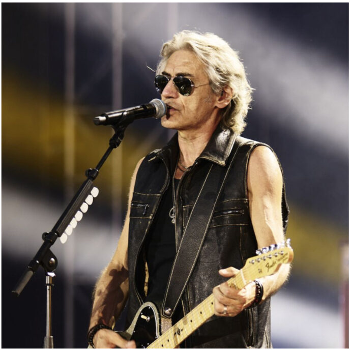 Ligabue perde un anello durante un concerto, un fan lo ritrova e glielo restituisce dopo due anni. Il rocker: “Siete stati onesti, così ve lo regalo”