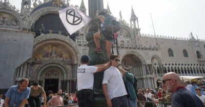 Copertina di Al matrimonio Bezos il dissenso è vietato: 43 persone fermate per un’azione pacifica