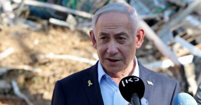 Copertina di Gaza, Netanyahu accorcia il gabinetto di guerra per andare a cena con i coloni. E’ polemica: “Per lui l’estrema destra è più importante degli ostaggi”