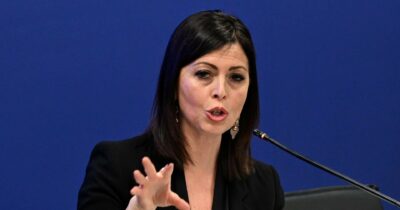 Copertina di Barbara Floridia: “Alla Rai tagliano i giornalisti per compensi esagerati a Vespa e ad altri big”