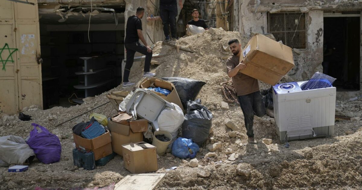 cisgiordania continua l8217assalto dei coloni israeliani a villaggi e comunit224 di beduini con l8217idf al seguito