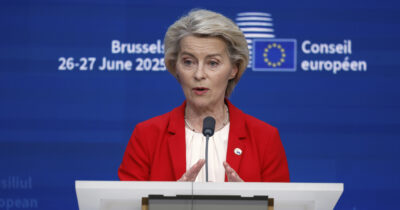Copertina di Dazi, la Casa Bianca apre a un rinvio e presenta la controproposta all’Ue. Von der Leyen: “Tutte le opzioni sul tavolo”