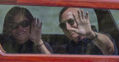 Copertina di E’ il giorno dello scambio degli anelli tra Jeff Bezos e Lauren Sanchez: tutte le “tappe” del matrimonio milionario a Venezia