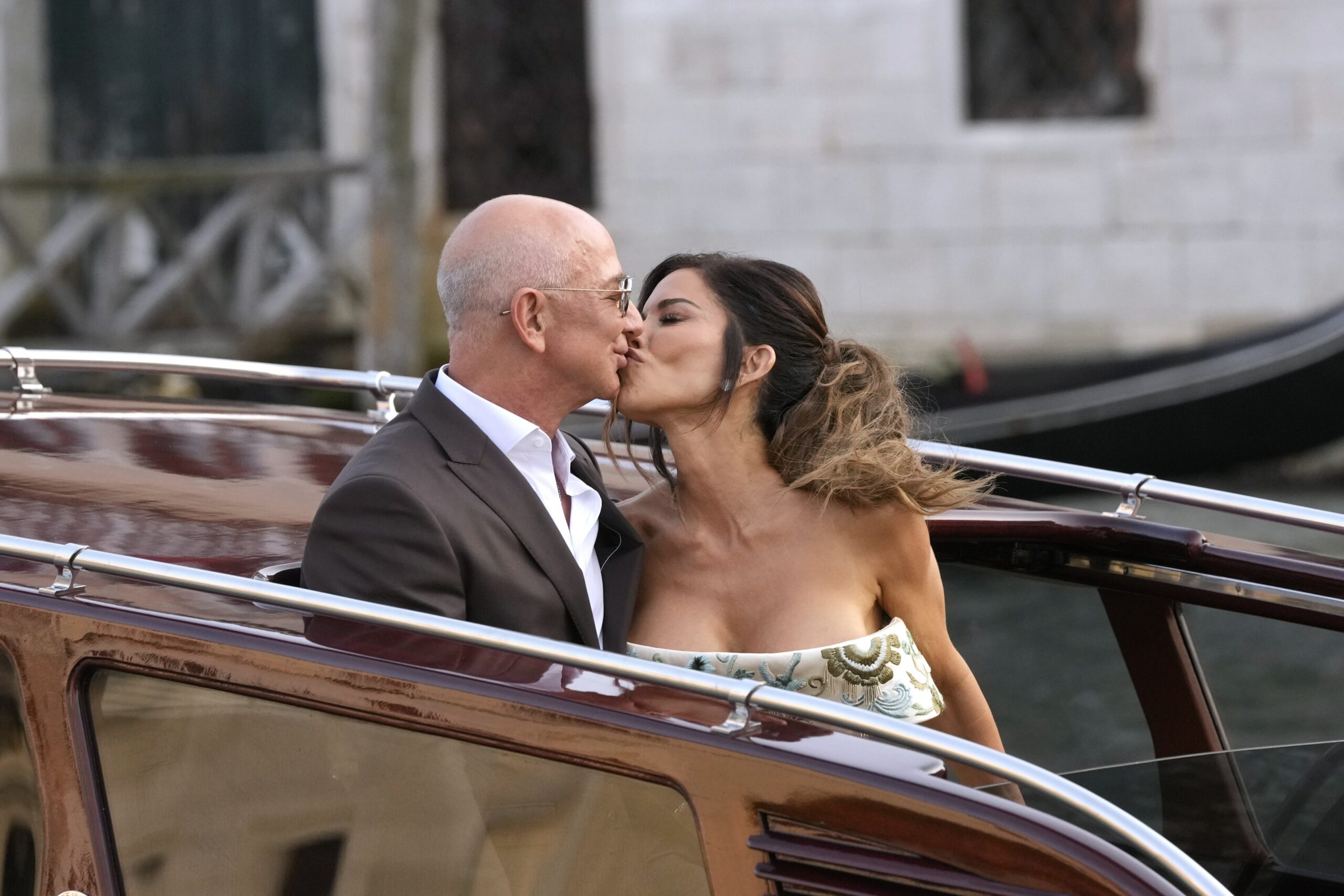 “jeff Bezos ha lasciato una maxi mancia da 45 mila euro al personale dell’hotel: gli hanno fatto il regalo più grande per un miliardario” “jeff Bezos ha lasciato una maxi mancia da 45 mila euro al personale dell’hotel: gli hanno fatto il regalo più grande per un miliardario”