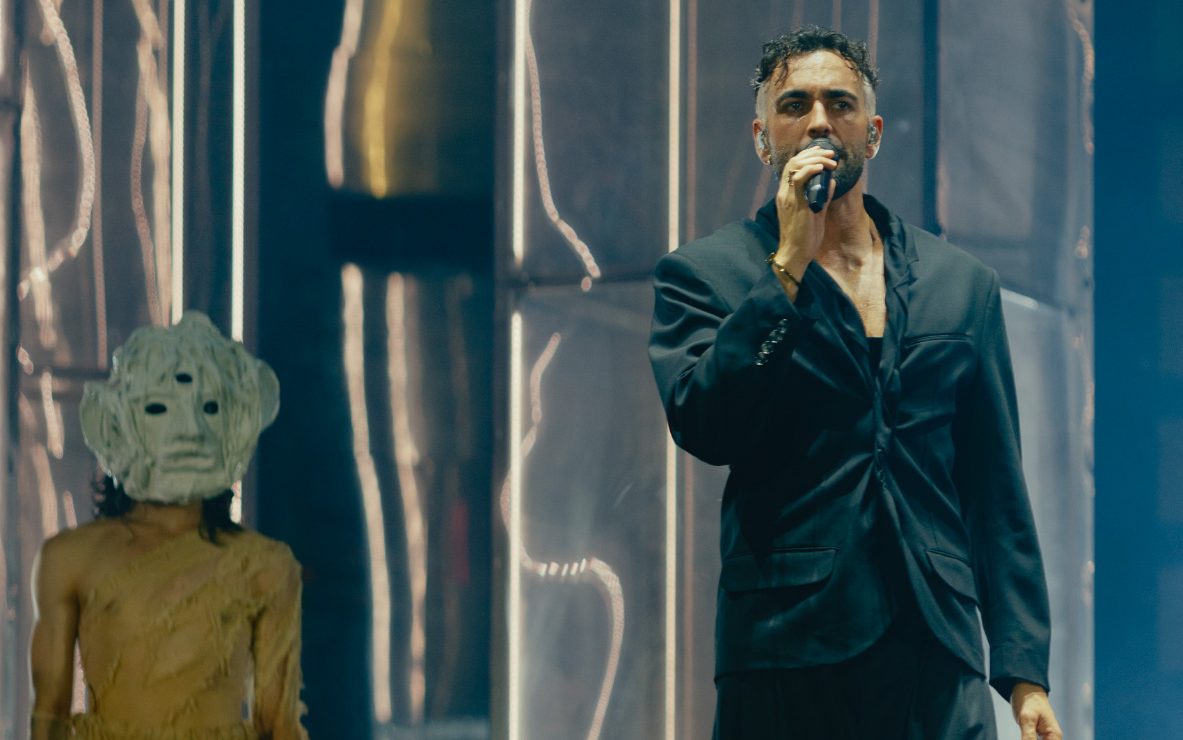 “Viva l’amore”: Marco Mengoni “benedice” la proposta di matrimonio allo Stadio Olimpico di Roma – VIDEO “Viva l’amore”: Marco Mengoni “benedice” la proposta di matrimonio allo Stadio Olimpico di Roma – VIDEO
