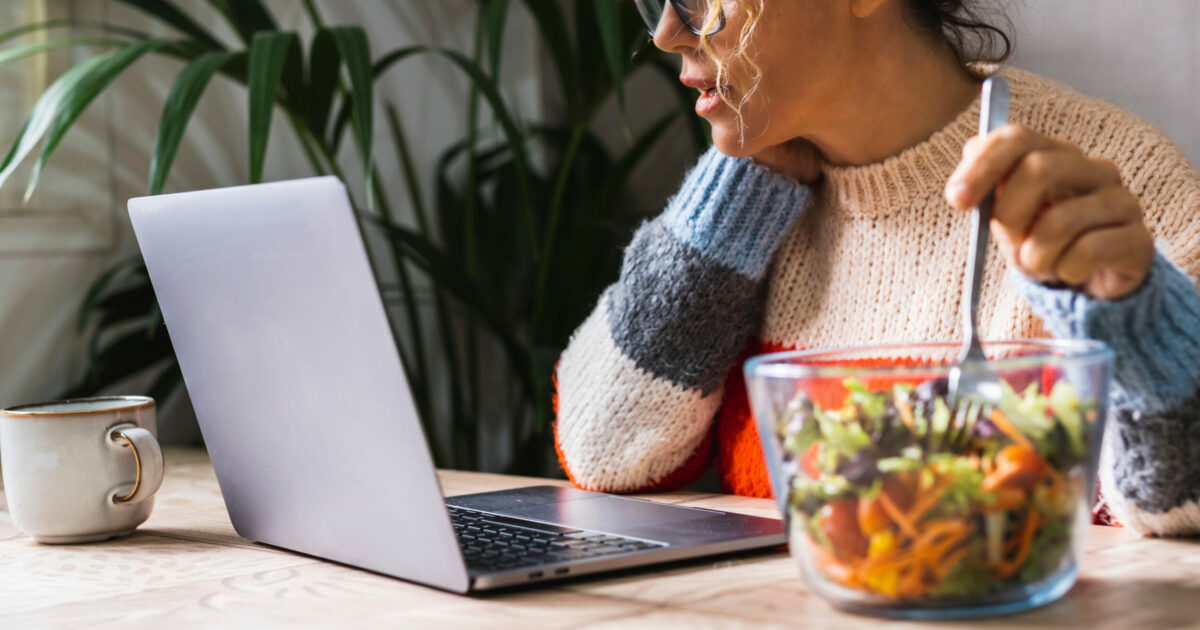 il 95 degli italiani fa solo 24 minuti di pausa pranzo i ritmi di vita sono accelerati per colpa del digitale il report del censis