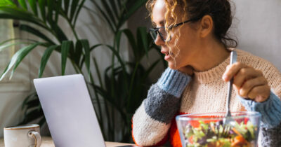 Copertina di “Il 95% degli italiani fa solo 24 minuti di pausa pranzo, i ritmi di vita sono accelerati per colpa del digitale”: il report del Censis