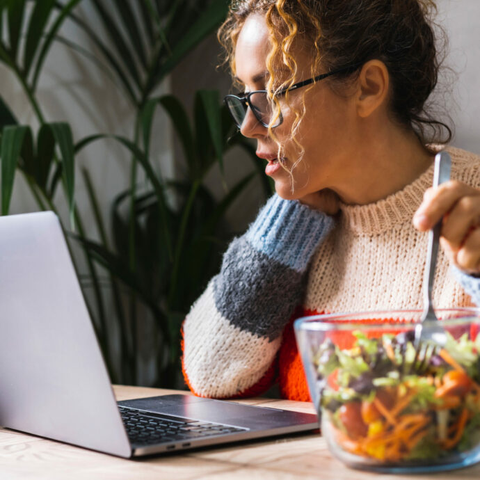 “Il 95% degli italiani fa solo 24 minuti di pausa pranzo, i ritmi di vita sono accelerati per colpa del digitale”: il report del Censis
