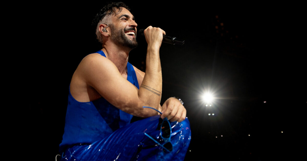 Marco Mengoni in concerto attraversa il dolore del buio e del lutto, si tuffa nella rinascita e oltrepassa i confini per sentirsi vivo (sì, c’entrano anche i corsetti): “Se non sono me stesso ora, forse non lo sarò mai più”