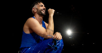 Copertina di Marco Mengoni in concerto attraversa il dolore del buio e del lutto, si tuffa nella rinascita e oltrepassa i confini per sentirsi vivo (sì, c’entrano anche i corsetti): “Se non sono me stesso ora, forse non lo sarò mai più”