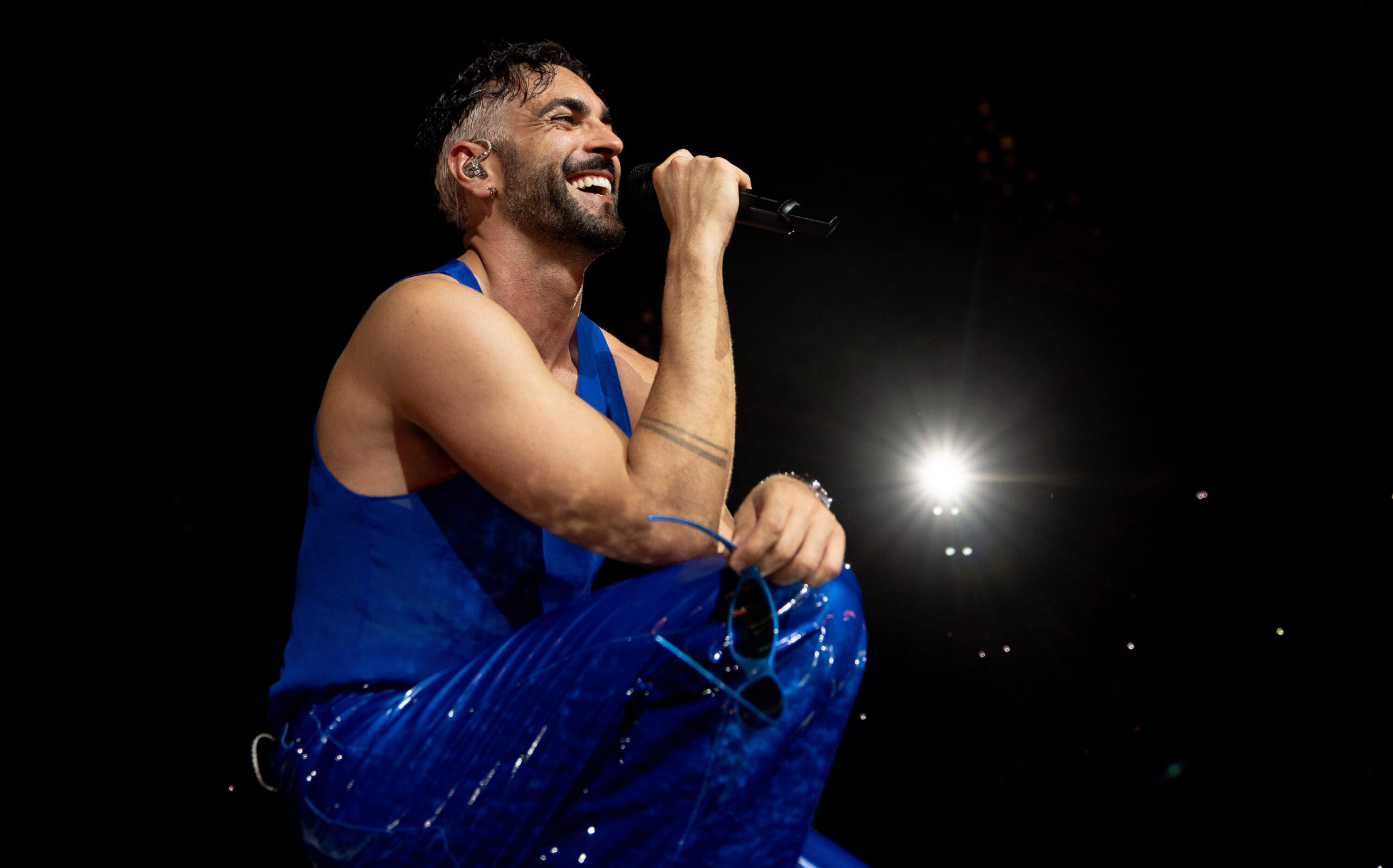 Marco Mengoni in concerto attraversa il dolore del buio e del lutto, si tuffa nella rinascita e oltrepassa i confini per sentirsi vivo (sì, c’entrano anche i corsetti): “Se non sono me stesso ora, forse non lo sarò mai più” Marco Mengoni in concerto attraversa il dolore del buio e del lutto, si tuffa nella rinascita e oltrepassa i confini per sentirsi vivo (sì, c’entrano anche i corsetti): “Se non sono me stesso ora, forse non lo sarò mai più”