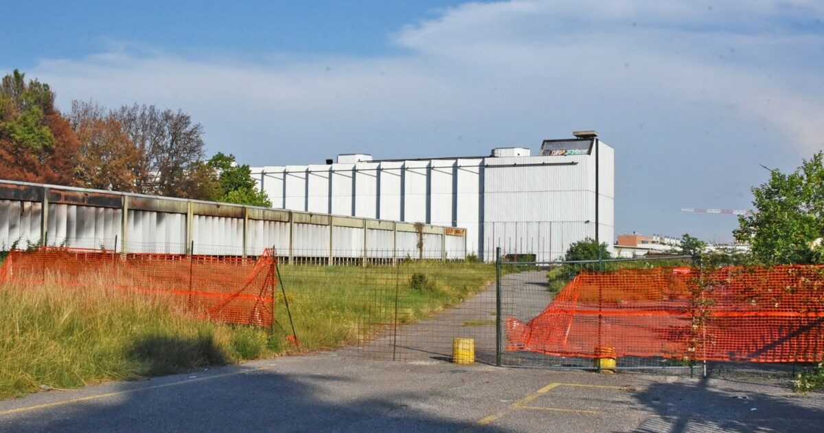bergamo precipita da capannone di una fabbrica abbandonata morta una 14enne indagini in corso non si esclude nessuna pista