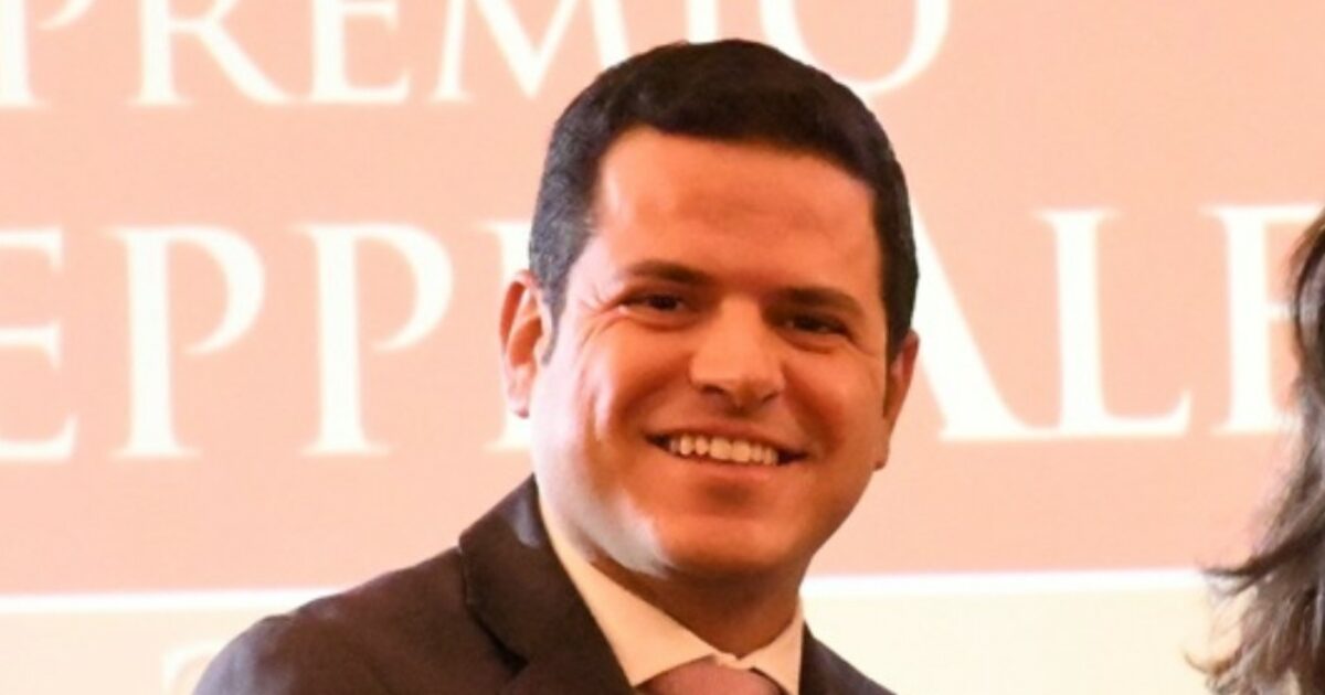 Sicilia, il presidente dell’Ars Gaetano Galvagno indagato per corruzione. L’opposizione: “Venga a riferire in aula” Sicilia, il presidente dell’Ars Gaetano Galvagno indagato per corruzione. L’opposizione: “Venga a riferire in aula”