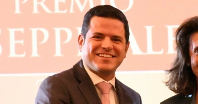 Sicilia, dall’apericena all’auto blu per comprare il kebab: chiuse le indagini sul presidente dell’Ars Gaetano Galvagno (Fdi)