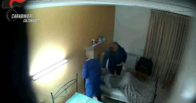 Copertina di “Anziani legati al letto con cinghie e nastro adesivo”: tre arresti per maltrattamenti in una casa di cura nel Nisseno – Video