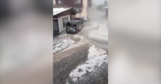 Copertina di Impressionante grandinata in Tirolo, le strade sono fiumi bianchi: chicchi grandi fino a 5 centimetri