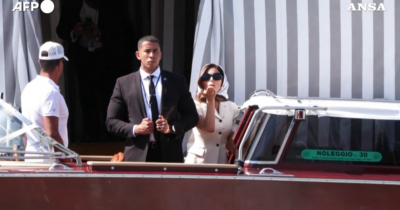 Copertina di Nozze Jeff Bezos a Venezia, il video di Sanchez che lascia l’hotel diretta alla cerimonia