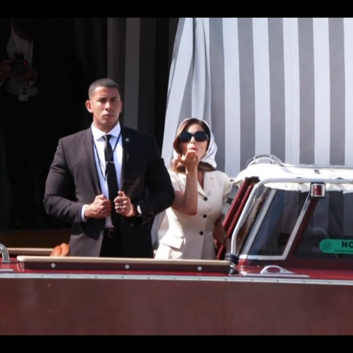 Nozze Jeff Bezos a Venezia, il video di Sanchez che lascia l’hotel diretta alla cerimonia