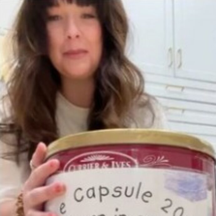 Apre una ‘capsula del tempo’ creata nel 1999, quando faceva la seconda elementare: il video che posta su TikTok diventa subito virale