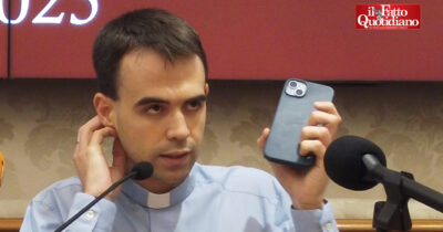 Copertina di “Spiare giornalisti e attivisti è pericolo per democrazia”: le tre domande di don Ferrari sul caso Paragon