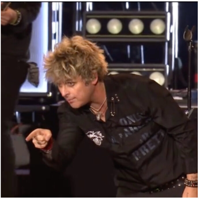 “Se non la smetti ti meno, capito?”: Billie Joe Armstrong dei Green Day furioso con un fan – IL VIDEO