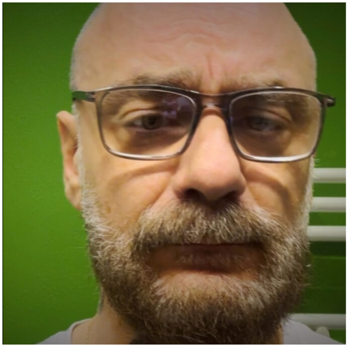 “Stavo diventando un altro. Alla fine vince chi non si è perso. Ora sono tornato”: J-Ax allo specchio – IL VIDEO