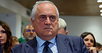 Copertina di Lotito trasportato al Gemelli in ambulanza: “Nessun malore, sono le maledizioni che mi mandano”