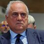 Copertina di Lotito trasportato al Gemelli in ambulanza: “Nessun malore, sono le maledizioni che mi mandano”