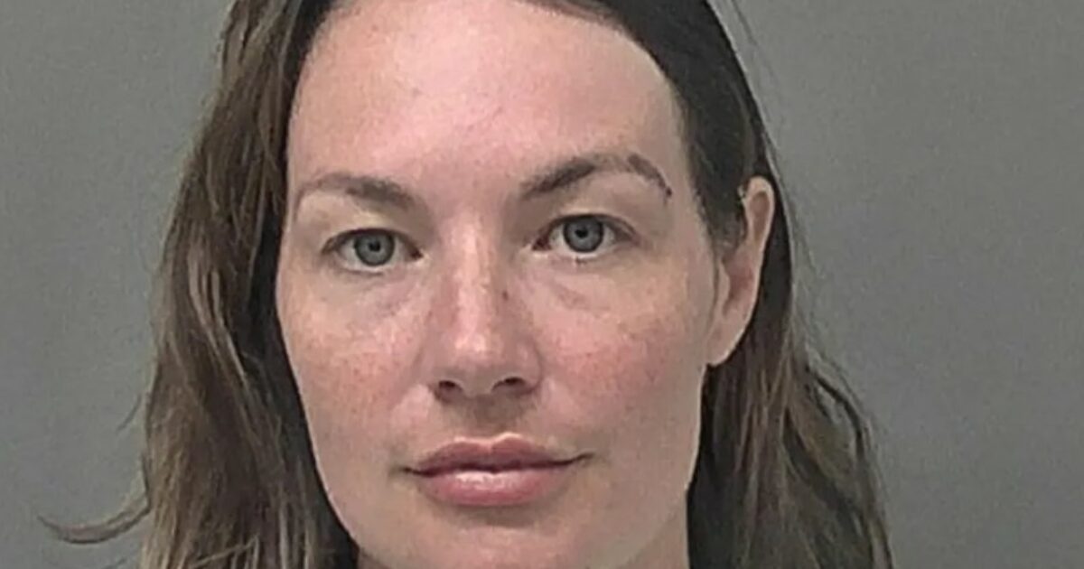 “Ha rubato gioielli dal negozio dove lavorava, si è fatta un selfie coperta di diamanti e lo ha mandato alle colleghe, poi è partita per un viaggio”: arrestata in aeroporto