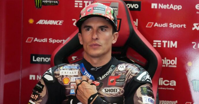 MotoGP Assen, brutta caduta per Marc Marquez durante le prove libere: si fa male al braccio sinistro, poi firma il miglior tempo