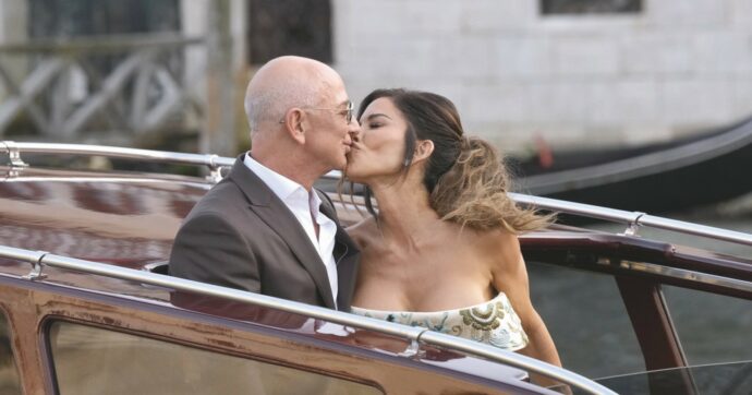 Nozze di Bezos, doppio carnevale a Venezia: glamour per gli sposi, manganello contro i Daspos