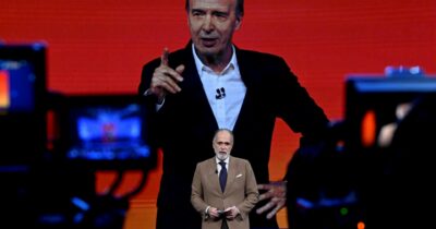 Copertina di La Rai presenta i palinsesti (con Benigni). E fuori Report & C. protestano per i tagli