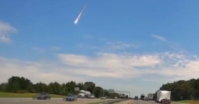 Copertina di “All’improvviso ho sentito tre suoni distinti e  mi sono ritrovato un meteorite in salotto. Ha 4,56 miliardi di anni, è più antico della Terra stessa”: il racconto del signor McDonough