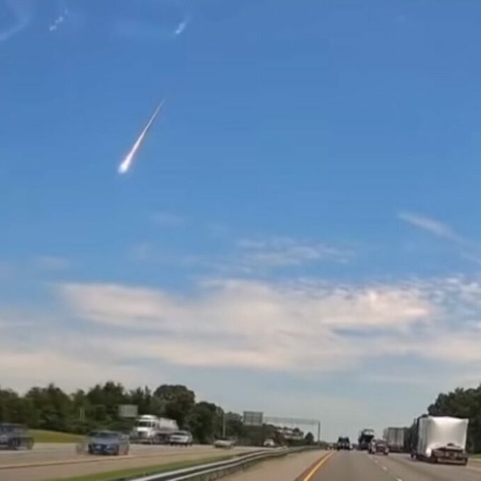 “All’improvviso ho sentito tre suoni distinti e  mi sono ritrovato un meteorite in salotto. Ha 4,56 miliardi di anni, è più antico della Terra stessa”: il racconto del signor McDonough