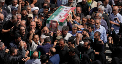 Copertina di Iran, folla ai funerali di 60 vittime di Israele. Teheran: “Dagli Usa terrorismo di Stato”. Trump: “30 mld per il loro nucleare? Bufala”