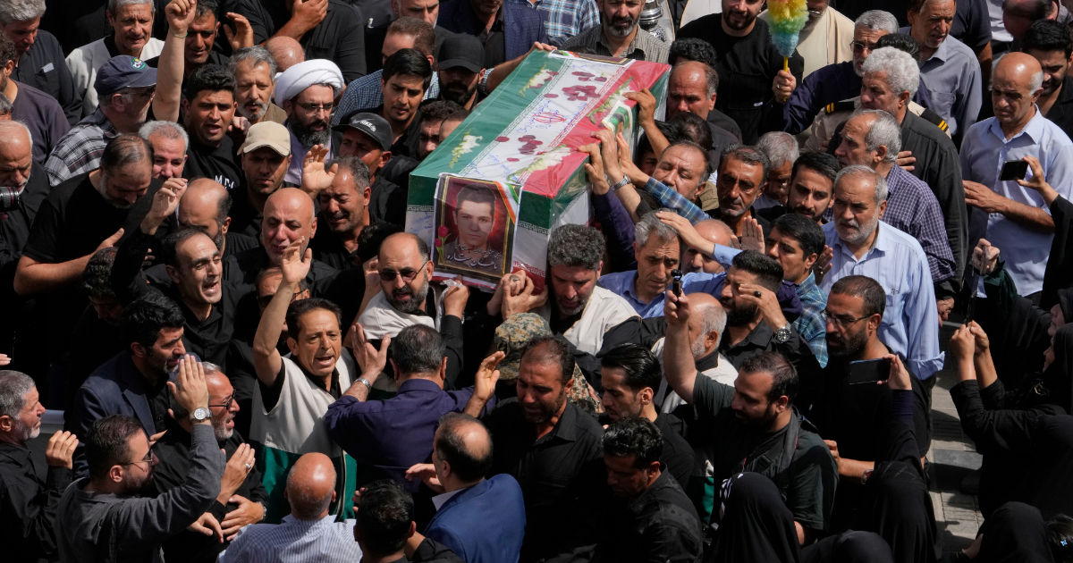 Iran, folla a Teheran per i funerali di Stato di 60 vittime dei raid di Israele. Trump: “30 mld per il loro nucleare? Bufala” Iran, folla a Teheran per i funerali di Stato di 60 vittime dei raid di Israele. Trump: “30 mld per il loro nucleare? Bufala”
