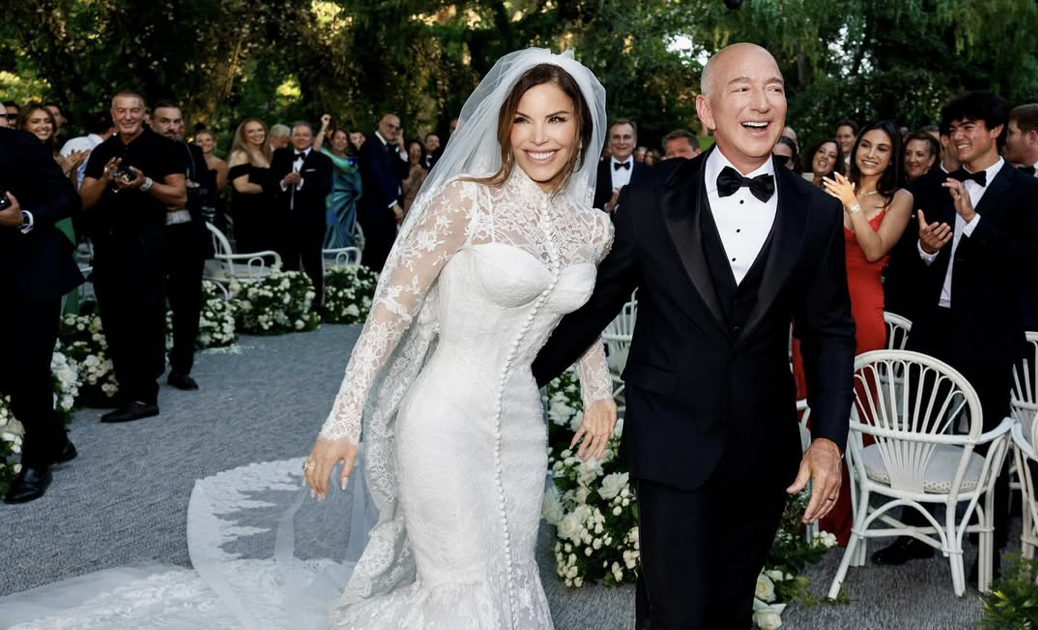 “Amiamo Venezia, questa città splendida, meravigliosa, unica al mondo. Ci ha accolti con il suo incanto”: Jeff Bezos e Lauren Sanchez si sono scambiati le fedi nuziali “Amiamo Venezia, questa città splendida, meravigliosa, unica al mondo. Ci ha accolti con il suo incanto”: Jeff Bezos e Lauren Sanchez si sono scambiati le fedi nuziali