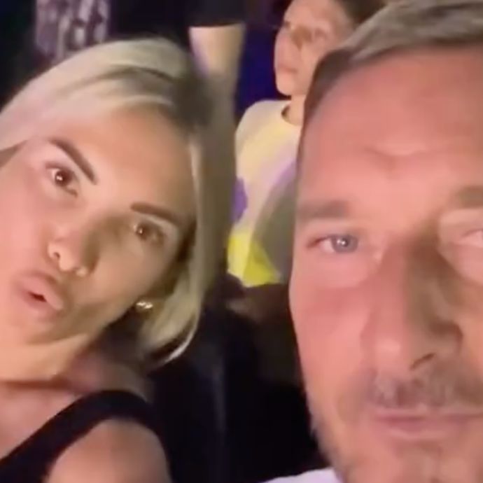 Francesco Totti e Noemi scatenati al concerto di Vasco Rossi a Roma. Ballano su “Rewind” – IL VIDEO
