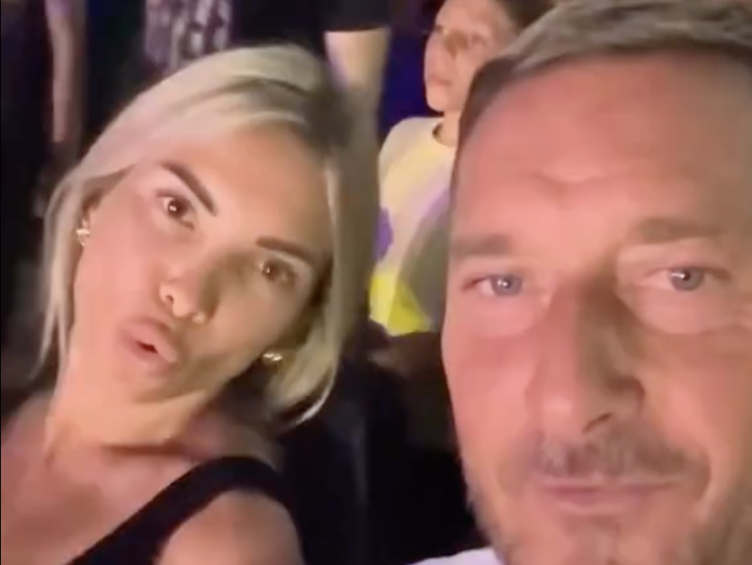 Francesco Totti e Noemi scatenati al concerto di Vasco Rossi a Roma. Ballano su “Rewind” – IL VIDEO Francesco Totti e Noemi scatenati al concerto di Vasco Rossi a Roma. Ballano su “Rewind” – IL VIDEO