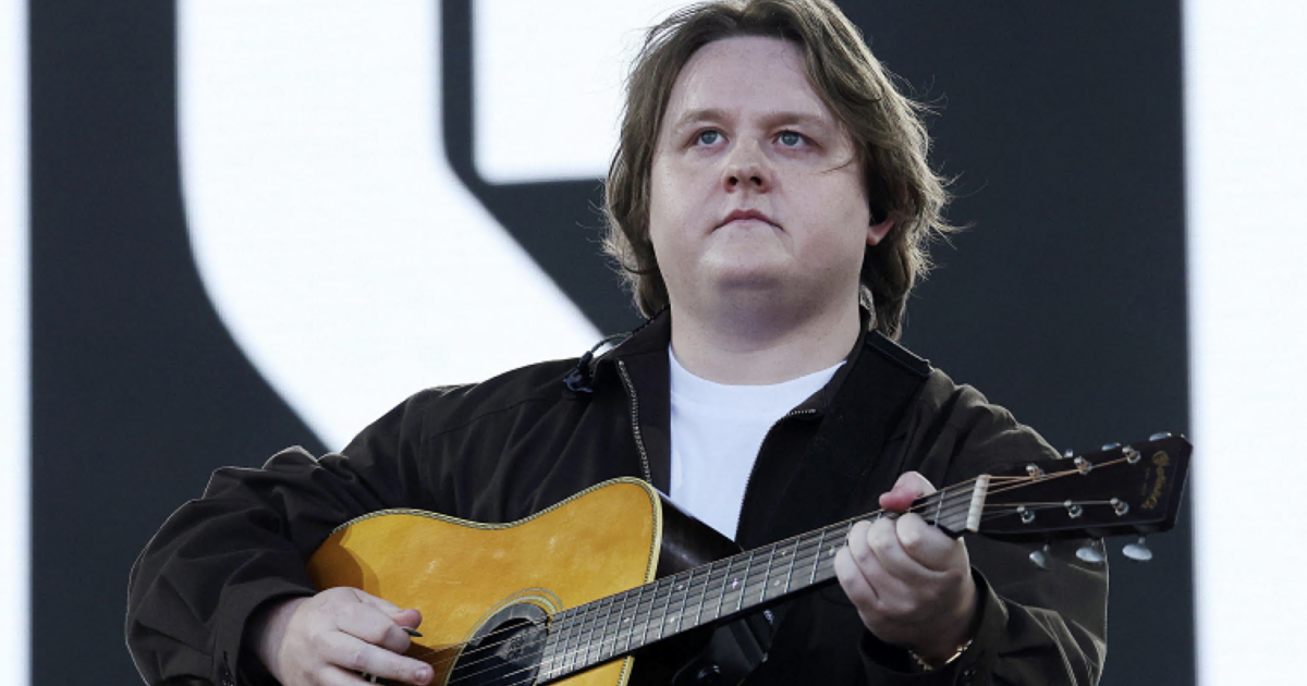 “Giuro su Dio che sopravviverò, anche se mi uccide, mi alzerò e ci proverò, anche se è l’ultima cosa che farò”: Lewis Capaldi commuove al Glastonbury Festival “Giuro su Dio che sopravviverò, anche se mi uccide, mi alzerò e ci proverò, anche se è l’ultima cosa che farò”: Lewis Capaldi commuove al Glastonbury Festival