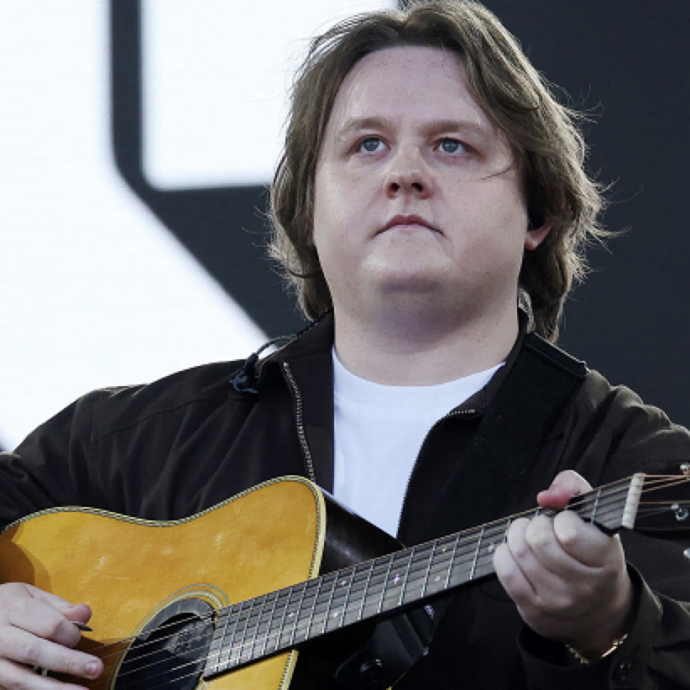 “Giuro su Dio che sopravviverò, anche se mi uccide, mi alzerò e ci proverò, anche se è l’ultima cosa che farò”: Lewis Capaldi commuove al Glastonbury Festival