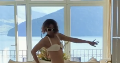 Copertina di Hally Berry perde il bikini e rimane nuda mentre balla scatenata sulla musica del marito Van Hunt – IL VIDEO