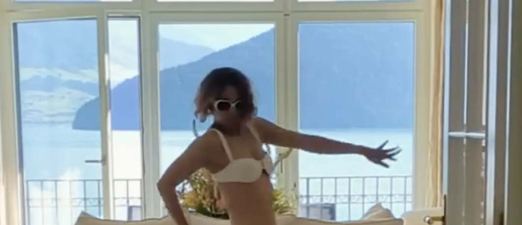 Hally Berry perde il bikini e rimane nuda mentre balla scatenata sulla musica del marito Van Hunt – IL VIDEO