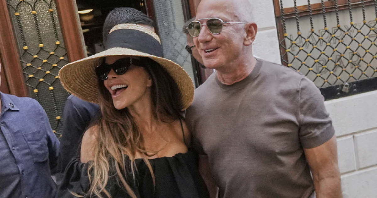 jeff bezos e laurenz sanchez sposini con amici e parenti all8217harry8217s bar per colazione lady gaga e elton john non saranno al gran gala all8217arsenale