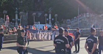 L’estrema destra ungherese blocca il corteo del Pride di Budapest: striscione con scritto “difendere l’Europa”