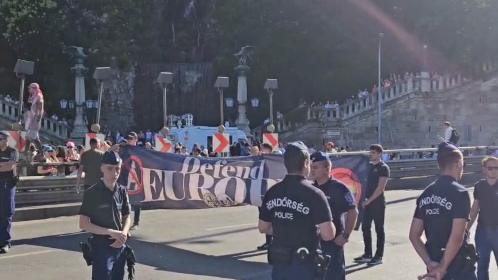 L’estrema destra ungherese blocca il corteo del Pride di Budapest: striscione con scritto “difendere l’Europa” L’estrema destra ungherese blocca il corteo del Pride di Budapest: striscione con scritto “difendere l’Europa”