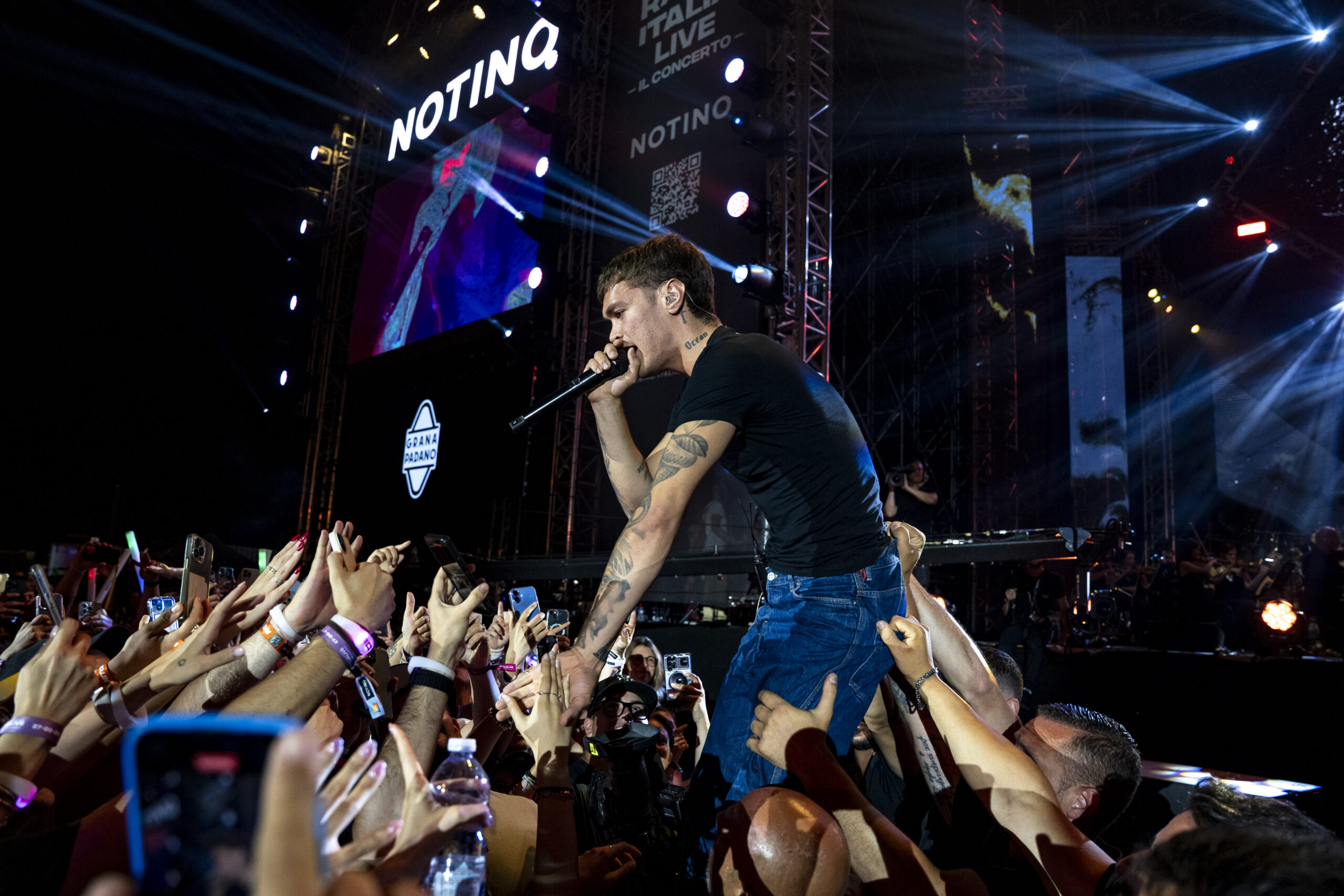 Radio Italia Live a Palermo: Blanco riappare dopo due anni, Negramaro chiedono “un vento di pace”, Tananai incanta con “Tango”, gran finale con Annalisa Radio Italia Live a Palermo: Blanco riappare dopo due anni, Negramaro chiedono “un vento di pace”, Tananai incanta con “Tango”, gran finale con Annalisa