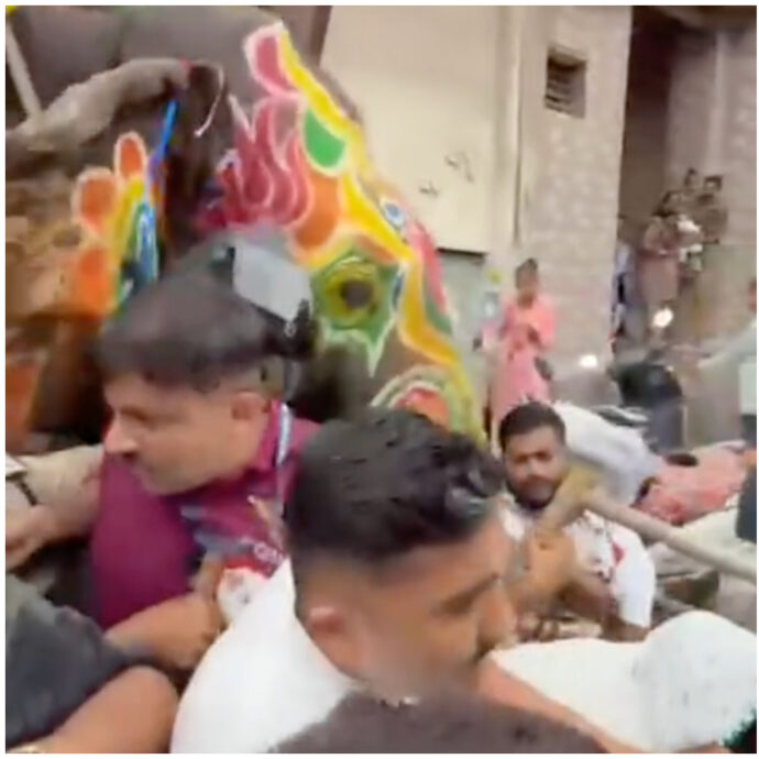 Elefanti furiosi si ribellano agli addestratori e scappano durante una cerimonia in India – IL VIDEO