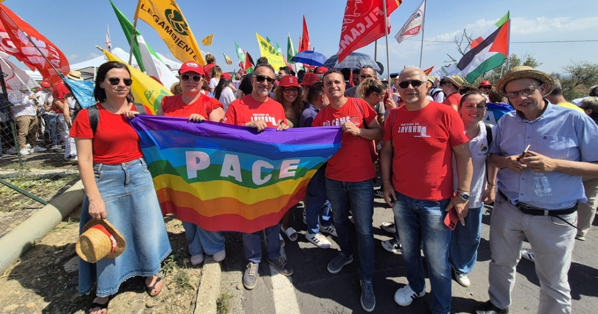 Manifestazione davanti alla base di Sigonella: “La Sicilia terra di pace. No al coinvolgimento” Manifestazione davanti alla base di Sigonella: “La Sicilia terra di pace. No al coinvolgimento”