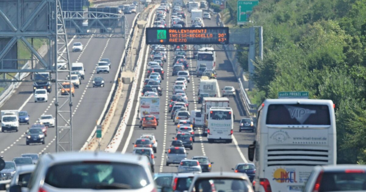 Autocisterna di Gpl in fiamme sull’A1 tra Orte e Diramazione Roma Nord: chiusi 40 km in entrambe le direzioni